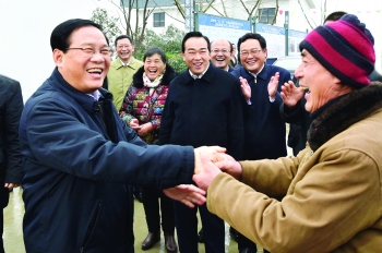 2月3日，春節(jié)后上班第一天，省委書記李強來我市基層走訪調(diào)研，看望鹽城“6.23”特大龍卷風(fēng)冰雹災(zāi)害受災(zāi)群眾。.jpg