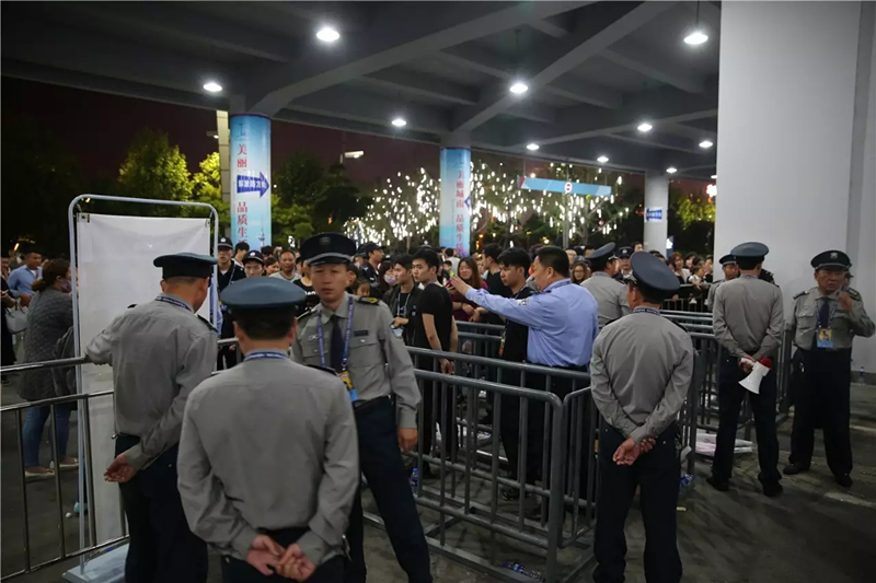 圖為保安隊員們快速反應，處置突發(fā)事件。.png