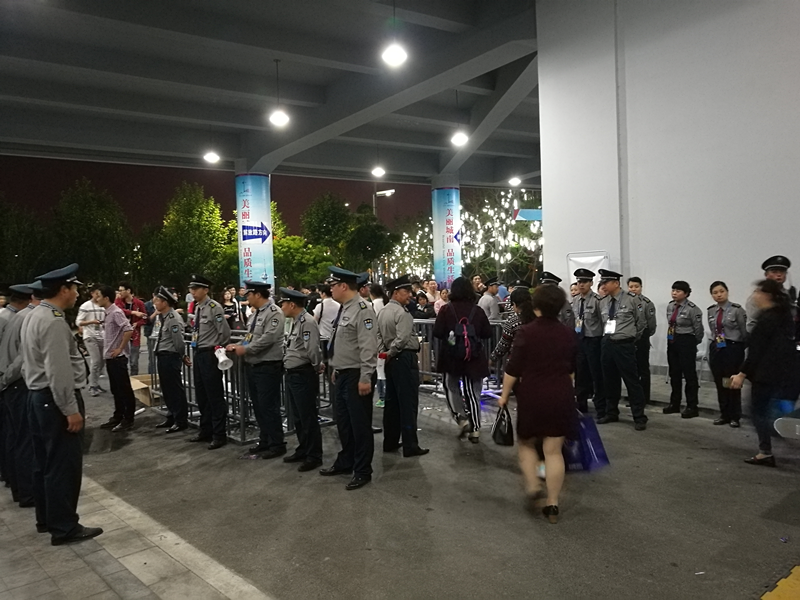 圖為保安隊員們在疏導觀眾散場。.png